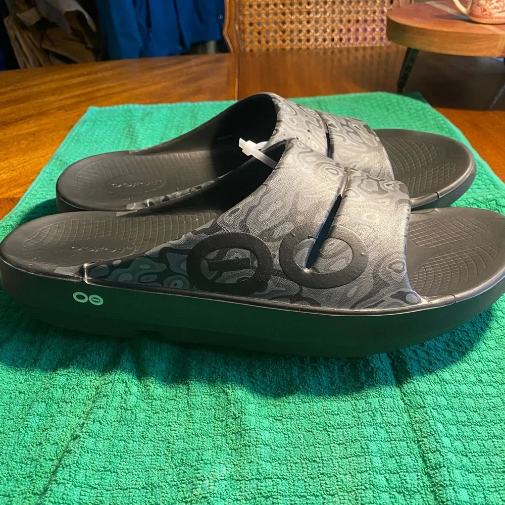 OOFOS Gray Patterned Men's Sandals size 13